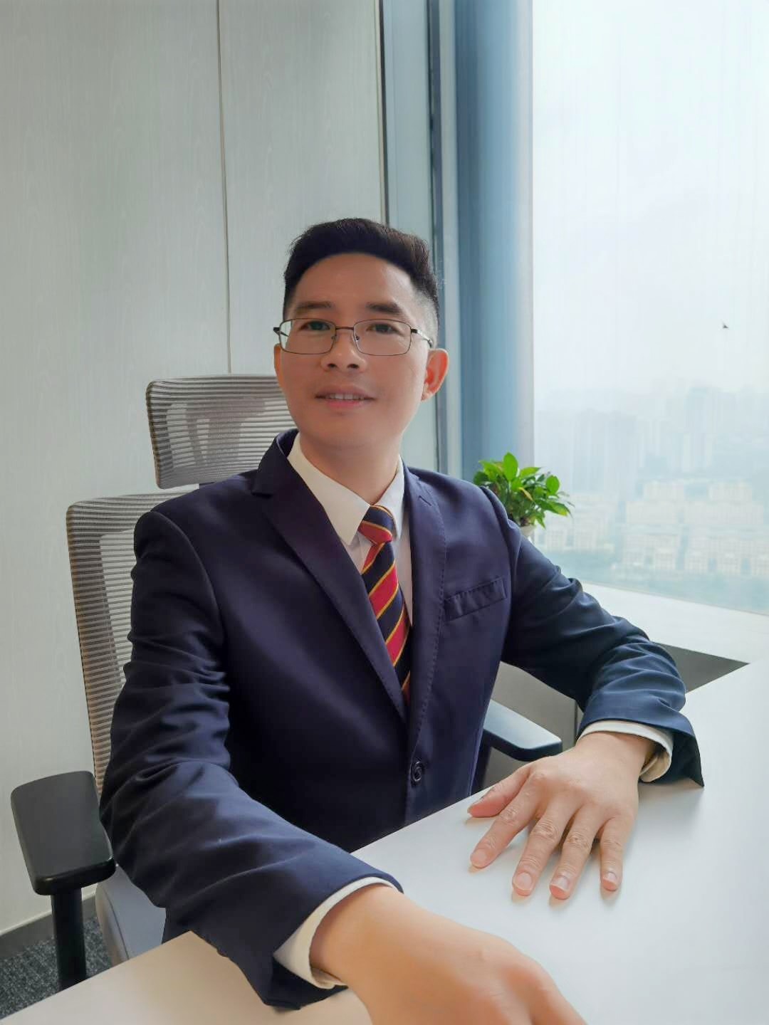 保代重庆分公司本部督导长   谢礼足时间回到2007年,在寿险行业工作了